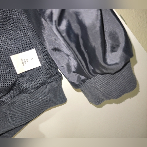 IZOD sizeM Black Men's Pull Over Wind Breaker. Fully Lined in Mesh Material. - Picture 4 of 16